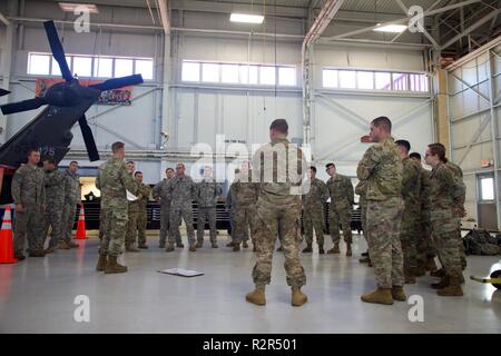 Le sergent de l'armée américaine. 1re classe Scott Hall, affecté à la 5e Bataillon de Rangers, la formation donne une brève mission d'un groupe de soldats au cours de frites/SPIES Formation à l'aviation de l'Armée de terre et de soutien, dévidoir, GA., 2 novembre 2018. Cette formation permet aux deux aviateurs et soldats à perfectionner leurs compétences pour préparer l'avenir le succès de la mission. Banque D'Images