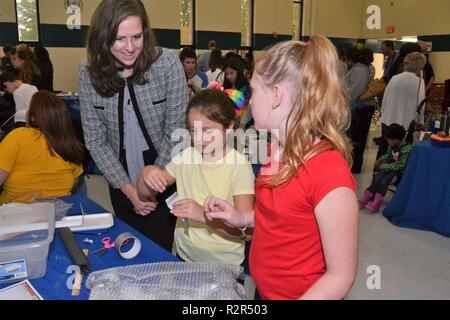 Le U.S. Army Corps of Engineers Norfolk District des écoles publiques de Newport News aide à l'ingénierie de conception NNPS tenue à Newsome Park Elementary School, Newport News, en Virginie, le 2 novembre 2018. Quatrième et cinquième année d'études a pris sur le projet de création d'un pont flottant à petite échelle des éléments fournis à voir dont le pont ne pouvait supporter le plus de poids. Banque D'Images