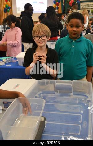 Le U.S. Army Corps of Engineers Norfolk District des écoles publiques de Newport News aide à l'ingénierie de conception NNPS tenue à Newsome Park Elementary School, Newport News, en Virginie, le 2 novembre 2018. Quatrième et cinquième année d'études a pris sur le projet de création d'un pont flottant à petite échelle des éléments fournis à voir dont le pont ne pouvait supporter le plus de poids. Banque D'Images