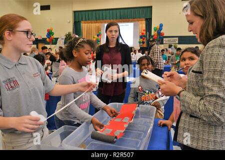 Le U.S. Army Corps of Engineers Norfolk District des écoles publiques de Newport News aide à l'ingénierie de conception NNPS tenue à Newsome Park Elementary School, Newport News, en Virginie, le 2 novembre 2018. Quatrième et cinquième année d'études a pris sur le projet de création d'un pont flottant à petite échelle des éléments fournis à voir dont le pont ne pouvait supporter le plus de poids. Banque D'Images