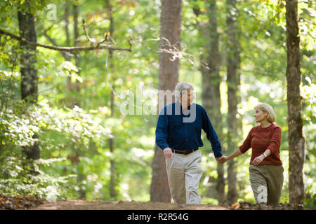 Couple faire une promenade dans les bois Banque D'Images