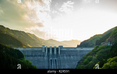 Takizawa Barrage dans Chichibu Prefecture, Japan. Prises de la célèbre route sinueuse jusqu'au fond de la vallée. Banque D'Images