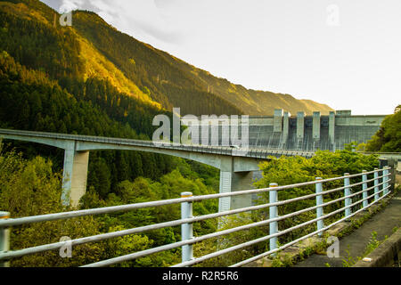 Takizawa Barrage dans Chichibu Prefecture, Japan. Prises de la célèbre route sinueuse jusqu'au fond de la vallée. Banque D'Images