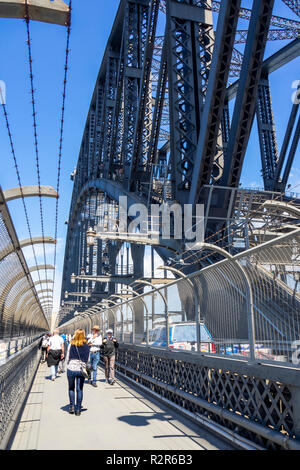 Les piétons marchant sur le Pont du Port de Sydney NSW Australie. Banque D'Images