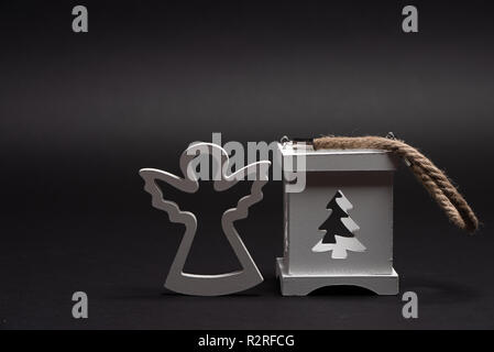 Ange en bois avec porte-bougie fort cloche avec découpe. Décorations saisonnières pour les vacances d'hiver Banque D'Images