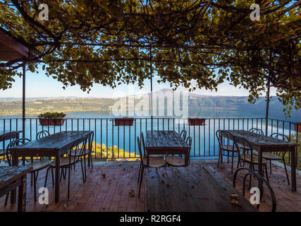 Castel Gandolfo (Italie) - une petite ville de l'agglomération de la ville de Rome, sur le lac d'Albano, célèbre pour être la résidence d'été du Pape. Banque D'Images