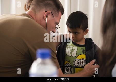 PAITA, Pérou (nov. 4, 2018) - Le Lieutenant Cmdr. Vincent Ackerman, de Bancroft, Idaho, vérifie la respiration d'un jeune patient à l'un des deux sites médicaux. Le navire-hôpital USNS Comfort (T-AH 20) est de 11 semaines sur une mission d'appui médical à l'Amérique centrale et du Sud dans le cadre du U.S. Southern Command's Enduring promesse initiative. Travailler avec des partenaires gouvernementaux et de santé en Équateur, au Pérou, en Colombie et au Honduras, l'équipe médicale a entrepris des soins à bord et dans les sites médicaux, aide à relâcher la pression sur les systèmes médicaux causée en partie par une augmentation de la migra Banque D'Images