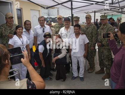 PAITA, Pérou (nov. 03, 2018) distingue les visiteurs posent pour une photo de groupe avec les marins de la Marine américaine, organisation non gouvernementale, et le personnel de la nation partenaire au cours d'une visite médicale à l'un des deux sites. Le navire-hôpital USNS Comfort, (T-AH 20) est de 11 semaines sur une mission d'appui médical à l'Amérique centrale et du Sud dans le cadre du U.S. Southern Command's Enduring promesse initiative. Travailler avec des partenaires gouvernementaux et de santé en Équateur, au Pérou, en Colombie et au Honduras, l'équipe médicale a entrepris des soins à bord et dans les sites médicaux, aide à relâcher la pression sur les systèmes médicaux Banque D'Images