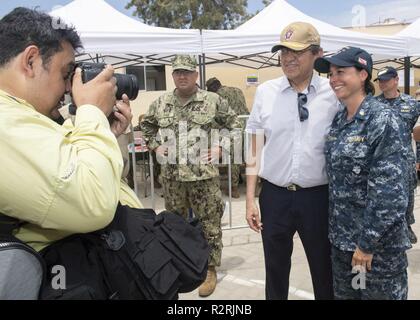 PAITA, Pérou (nov. 03, 2018) Jorge Castillo, Président de la défense du Pérou, pose pour une photo avec le Lieutenant Garcia-Leahy Caroline, originaire de Caracas, Venezuela, au cours d'une visite médicale à l'un des deux sites. Le navire-hôpital USNS Comfort, (T-AH 20) est de 11 semaines sur une mission d'appui médical à l'Amérique centrale et du Sud dans le cadre du U.S. Southern Command's Enduring promesse initiative. Travailler avec des partenaires gouvernementaux et de santé en Équateur, au Pérou, en Colombie et au Honduras, l'équipe médicale a entrepris des soins à bord et dans les sites médicaux, aide à relâcher la pression sur les systèmes médicaux Banque D'Images