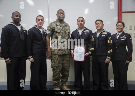 Marin de l'année nominés à partir de l'Escadron de soutien de l'aile Marine, 171 aéronefs maritimes MWSS-172, Groupe 24, l'Escadron d'aile Marine et 1 Groupe de contrôle de l'air marin 18 posent pour une photo avec la commande Master Chief Curtis émousse après le III Marine Expeditionary Force marin de l'année cérémonie sur Kadena Air Base, Okinawa, Japon, 2 novembre 2018. Les marins se distingue parmi ses pairs pour leur bon travail et leur dévouement. Banque D'Images