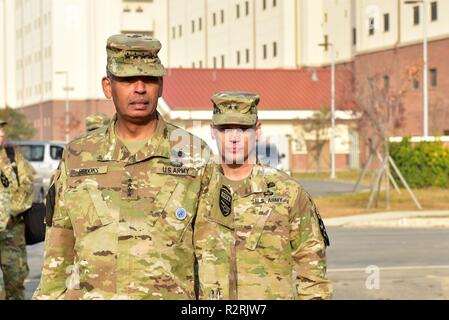 CAMP HUMPHREYS, République de Corée - Le Général Vincent Brooks K., Anchorage, Alaska native, et général commandant, Commandement des Nations Unies/Commandement des Forces combinées/United States vigueur Corée, et le Major-général D. Scott McKean, San Jose, California native, et général commandant, 2e Division d'infanterie/ROK-U.S. La Division combinés, arriver à la Marche régimentaire 2ID Cérémonie d'inauguration du 9ème régiment d'infanterie, Stone marqueur à la nouvelle division du 5 novembre. Brooks a servi comme un ancien commandant du 2e Bataillon, 9e Régiment d'infanterie (mandchoue) et consacré le premier marqueur, démontrant sa connexion à Banque D'Images