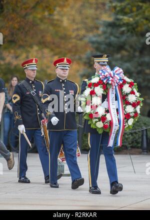 (De gauche à droite) : un batteur et clairon de l'US Army Band, "Pershing's propre" ; et le capitaine Victor Farrar, commandant de la garde, Régiment d'infanterie américaine (la vieille garde) ; l'appui d'une armée des honneurs spéciaux Wreath-Laying sur la Tombe du Soldat inconnu au cimetière national d'Arlington, Arlington, Virginie, le 2 novembre 2018. La cérémonie a eu lieu en l'honneur du général à la retraite John Nicholson Jr. et sa famille. Banque D'Images