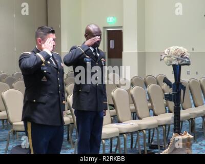 Des soldats de la réserve de l'armée américaine le capitaine Elias Guerra et des cadets de l'Edmund Nnana 851ème Compagnie de transport saluons une cérémonie militaire à se présenter aux 1er lieutenant Jonathon Reyes le 3 novembre 2018, à la Mission, au Texas. 1er lieutenant Reyes est mort dans un accident de voiture dans l'exercice de ses fonctions militaires en septembre 2018. La 851ème Compagnie de transport a effectué la cérémonie de faire preuve de respect et dire au revoir à la soldat très respecté. Banque D'Images