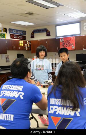 Chula Vista, Californie (nov. 3, 2018) Les concurrents de l'équipe de robotique Challengers offrent une conception technique bref à faire du bénévolat pendant les juges de la 10e École d'Eastlake/SPAWAR For Inspiration and Recognition of Science and Technology (FIRST LEGO League) tournoi de qualification de la robotique. Plus de 60 bénévoles SPAWAR a participé à l'événement comme arbitres, juges, des minuteries et des mentors. Premier concours de robotique combiner l'excitation des sports avec la science et la technologie et créer une occasion unique pour les étudiants de participer à des bourses lors de la conception, de la construction, et de programmation robot Banque D'Images