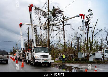 Lynn Haven, FL., 2 novembre 2018--juges de travailler à rétablir l'alimentation dans la Floride après l'ouragan Michael frappé le 10 octobre, comme un ouragan de catégorie 4, l'emballage 155 mph vents. La FEMA/K.C. Le chemin Wilsey Banque D'Images