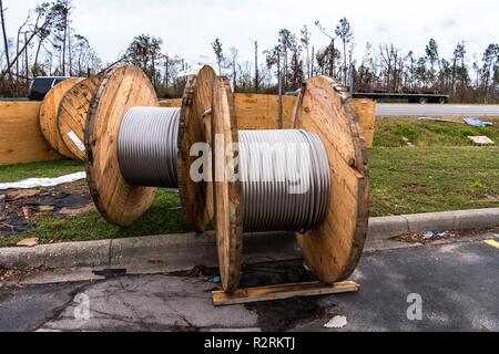 Panama City, FL., 2 novembre 2018--juges de travailler à rétablir l'alimentation dans la Floride après l'ouragan Michael frappé le 10 octobre, comme un ouragan de catégorie 4, l'emballage 155 mph vents. La FEMA/K.C. Le chemin Wilsey Banque D'Images
