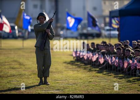 Le Corps des Marines des États-Unis. Figorski Charles, agent de la police militaire dont le siège et l'Administration centrale, l'escadron participe à la 243e anniversaire du Corps des Marines pageant uniforme au Marine Corps Air Station Iwakuni, Japon, le 5 novembre 2018. La cérémonie annuelle s'est tenue en l'honneur du 243e anniversaire du Corps des Marines. Il comprenait un uniforme historique pageant pour honorer les Marines du passé, le présent et l'avenir tout en signifiant l'adoption de traditions d'une génération à l'autre. Banque D'Images