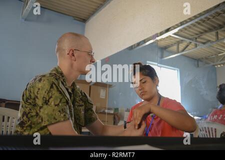 PAITA, Pérou (nov. 5, 2018) - Le Lieutenant Cmdr. Thomas Slocum, un thérapeute physique d'Alexandria, en Virginie, traite Maria Ines Lonzoy, traductrice bénévole de Puira, au Pérou, à l'un des deux sites médicaux. Le navire-hôpital USNS Comfort (T-AH 20) est de 11 semaines sur une mission d'appui médical à l'Amérique centrale et du Sud dans le cadre du U.S. Southern Command's Enduring promesse initiative. Travailler avec des partenaires gouvernementaux et de santé en Équateur, au Pérou, en Colombie et au Honduras, l'équipe médicale a entrepris des soins à bord et dans les sites médicaux, aide à soulager la pression sur les systèmes médicaux nationaux Banque D'Images