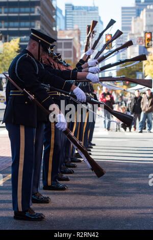 Soldats affectés à l'armée américaine, l'équipe de drill, 4e Bataillon du Régiment d'infanterie américaine 3d (la vieille garde) A effectuer après la conclusion de la 4e Journée des anciens combattants de Philadelphie, à Philadelphie, Pennsylvanie, le 4 novembre 2018. Banque D'Images