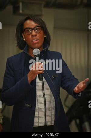 La Juin Barnes, le sous-conseiller politique et militaire politique général de l'ambassade des États-Unis, de la Roumanie, prononce un discours lors d'un événement des Jeux olympiques spéciaux de la Roumanie à la base aérienne de Mihail Kogalniceanu en Roumanie, le 6 novembre 2018. Plus de 100 spectateurs ont assisté à 32 athlètes de l'Jeux olympiques spéciaux et le personnel de la base des Forces canadiennes et américaines, y compris la concurrence dans la pétanque, tennis de table, basket-ball, le patin à roues alignées et la gymnastique. Banque D'Images