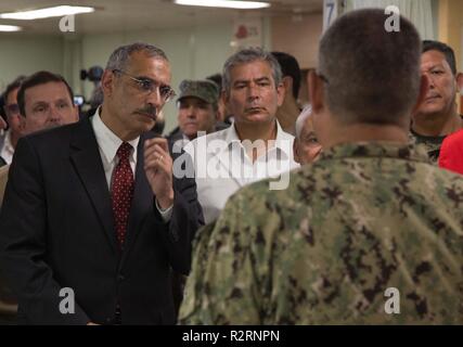 PAITA, Pérou (nov. 5, 2018) Krishna Urs, Ambassadeur des États-Unis au Pérou (à gauche), et Reynaldo Hilbck, gouverneur de Piura (centre), écoute le lieutenant Cmdr. Gustavo, un Peruvian-American Lores médecin, parler du navire-hôpital USNS Comfort (T-AH 20) au cours d'une visite de confort. Le confort est de 11 semaines sur une mission d'appui médical à l'Amérique centrale et du Sud dans le cadre du U.S. Southern Command's Enduring promesse initiative. Travailler avec des partenaires gouvernementaux et de santé en Équateur, au Pérou, en Colombie et au Honduras, l'équipe médicale a entrepris des soins à bord et dans les sites médicaux, aide à soulager l'appuyez sur Banque D'Images