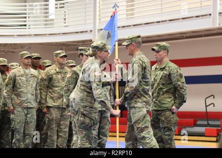 Le lieutenant-colonel Brian Hawkins, droite, passe le guidon au Capitaine Sarah Brodrrick, gauche, au cours d'une cérémonie de passation de commandement, le 6 novembre 2018, de Fort Hood, au Texas. Le passage du guidon est une tradition à travers l'histoire de l'armée américaine. Banque D'Images