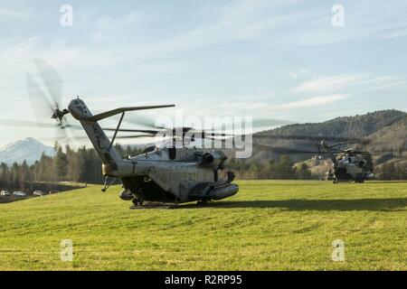 Deux Corps des Marines américains CH-53E Super Etalons terre lors d'une récupération d'aéronefs tactiques et de personnel (TRAP) exercice de Rindal, la Norvège, le 6 novembre 2018. Royal Marines britanniques avec X-Ray, Entreprise 45 Commando, a travaillé en collaboration avec la 24e unité expéditionnaire de marines et d'avoirs des aéronefs maritimes 29 Groupe d'accroître leur compétence et piège l'interopérabilité bilatérale au cours de l'exercice Trident stade 18. L'exercice améliore les États-Unis et ses alliés de l'Otan et partenaires capacité à travailler ensemble collectivement pour mener des opérations militaires dans des conditions difficiles. L'aéronef est avec Mar Banque D'Images