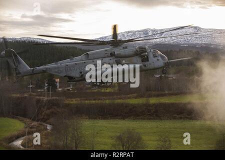 Un CH-53E Super Stallion décollera de Rindal, la Norvège lors d'une récupération d'aéronefs tactiques et du personnel le 6 novembre 2018 de l'exercice. Les Royal Marines, avec X-Ray, Entreprise 45 Commando, a travaillé en collaboration avec la 24e unité expéditionnaire de marines et d'avoirs des aéronefs maritimes Groupe 29 d'exercer leur compétence piège et bilatéraux au cours de l'interopérabilité 18 Stade Trident. L'avion est à l'Escadron d'hélicoptères lourds Marine 366, MAG-29. Banque D'Images