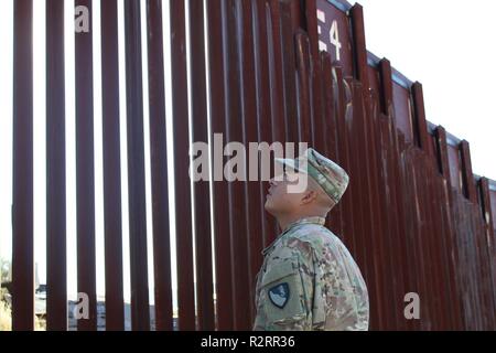 Le Sgt. Fabian Barreto, 104e entreprise de construction Ingénieur, sondages la frontière mur avant de mener des opérations ingénieur le long de la frontière, Arizona-Mexico 6 nov., 2018. Commandement du Nord des États-Unis est fournir du soutien militaire au Ministère de la sécurité intérieure et la U.S. Customs and Border Protection pour sécuriser la frontière sud des États-Unis. (L'Armée Banque D'Images