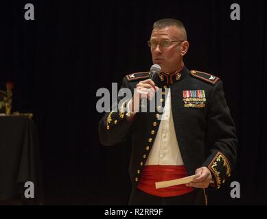 L'invité d'honneur le Colonel Kevin A. Norton avec 3e Division de Marines Remarques donne au cours de la 3ème Division de marines 243e anniversaire ballon cérémonie le Camp Hansen, Okinawa, Japon, le 5 novembre 2018. Marines célébrer l'anniversaire en réfléchissant sur ses riches traditions à travers la lecture du général John A. Lejeune et message d'anniversaire de la coupe du traditionnel gâteau d'anniversaire. Banque D'Images