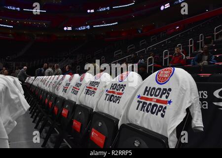 Michigan Army National Guard Soldat SPC. Samantha Hall et l'équipe de l'unité de l'arsenal de Detroit chorale a chanté l'hymne national à l'Detroit Pistons Hoops jeu pour les troupes contre le Miami Heat le 5 novembre à l'Arène Little Caesars à Detroit, Michigan. USA Basketball Hoops USA a lancé le programme pour les troupes en 2006 pour honorer les membres des services actifs et retraités et leurs familles. Banque D'Images