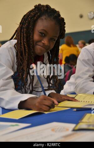 Le U.S. Army Corps of Engineers Norfolk District des écoles publiques de Newport News aide à l'ingénierie de conception NNPS tenue à Newsome Park Elementary School, Newport News, en Virginie, le 2 novembre 2018. Quatrième et cinquième année d'études a pris sur le projet de création d'un pont flottant à petite échelle des éléments fournis à voir dont le pont ne pouvait supporter le plus de poids. Banque D'Images