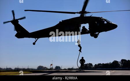 Un groupe de Rangers de l'armée américaine, affecté à la 5e Bataillon de Rangers, effectue une formation rapide d'insertion/extraction de la corde (frites) de l'UH-60 Black Hawk, affecté à la Compagnie Charlie, 1er Bataillon, 106e Regimentduring Aviation/FRITES SPIES Formation à l'aviation de l'Armée de terre et de soutien, dévidoir, GA., 2 novembre 2018. Cette formation permet aux deux aviateurs et soldats à perfectionner leurs compétences pour préparer l'avenir le succès de la mission. Banque D'Images