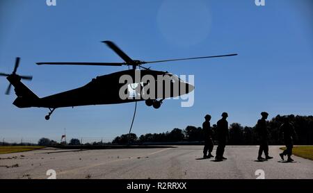 Un groupe de Rangers de l'armée américaine, affecté à la 5e Bataillon de Rangers, complète une formation rapide d'insertion/extraction de la corde (frites) de l'UH-60 Black Hawk, affecté à la Compagnie Charlie, 1er Bataillon, 106e Régiment d'aviation au cours de frites/SPIES Formation à l'aviation de l'Armée de terre et de soutien, dévidoir, GA., 2 novembre 2018. Cette formation permet aux deux aviateurs et soldats à perfectionner leurs compétences pour préparer l'avenir le succès de la mission. Banque D'Images