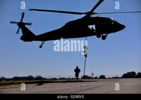 Un groupe de Rangers de l'armée américaine, affecté à la 5e Bataillon de Rangers, effectue une formation rapide d'insertion/extraction de la corde (frites) de l'UH-60 Black Hawk, affecté à la Compagnie Charlie, 1er Bataillon, 106e Régiment d'aviation au cours de frites/SPIES Formation à l'aviation de l'Armée de terre et de soutien, dévidoir, GA., 2 novembre 2018. Cette formation permet aux deux aviateurs et soldats à perfectionner leurs compétences pour préparer l'avenir le succès de la mission. Banque D'Images