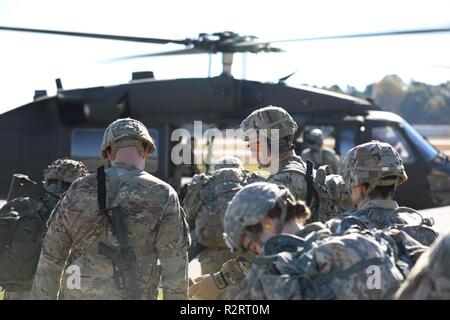 Un groupe de soldats de l'armée américaine, affecté à la 5e Bataillon de Rangers, prépare leur formation pendant l'équipement/FRITES SPIES Formation à l'aviation de l'Armée de terre et de soutien, dévidoir, GA., 2 novembre 2018. Cette formation permet aux deux aviateurs et soldats à perfectionner leurs compétences pour préparer l'avenir le succès de la mission. Banque D'Images