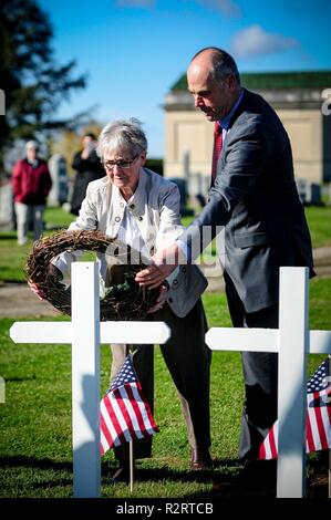 Le sergent de l'Armée belge à la retraite. Le Major Pierre Stassen (à droite) et un membre de la famille Burnworth place une couronne sur une croix blanche en mémoire de Sgt. Willis Burnworth le 3 novembre 2018, au cimetière de Grandview, près de Brême, dans l'Ohio. Burnworth, membre de la 145e d'infanterie, 37e Division, a été tué près de Olsene, Belgique le 31 octobre 1918, au cours de la Seconde Guerre mondiale I. Stassen et sa femme ont adopté la tombe de Burnworth au champ d'honneur du cimetière américain en Belgique et a participé à une cérémonie à Brême pour se souvenir des huit soldats de ce village tués pendant la Première Guerre mondiale. Banque D'Images