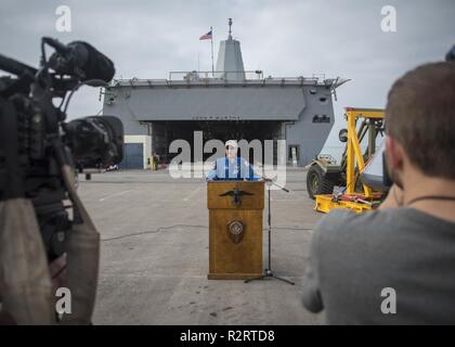 SAN DIEGO (nov. 7, 2018) Donald R. Pettit (Ph.D), un organisme National Aeronautics and Space Administration (NASA) L'astronaute, adresses médias locaux lors d'une conférence de presse sur la base navale de San Diego. USS John P. Murtha (LPD 26) a récemment effectué un test de reprise en cours (URT) dans le cadre d'un effort interinstitutions du gouvernement américain à la pratique en toute sécurité et d'évaluer les processus, les procédures de récupération, du matériel et du personnel dans un environnement océanique qui sera utilisé pour récupérer le vaisseau Orion à son retour à terre. Banque D'Images