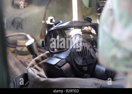 Un service mixte M50 masque à usage général (JSGPM) fixe à portée de regard d'un pilote, prête à être enfilée à tout moment pendant le fonctionnement Cold Steel III, organisé par l'armée américaine et des affaires civiles à la commande d'opération psychologique Joint Base McGuire-Dix-Lakehurst, N.J., le 4 novembre 2018. L'acier froid fonctionnement est l'armée américaine Réserver's armes collectives qualification et validation afin de s'assurer de l'Armée de l'Amérique et les soldats sont formés et prêts à se déployer à court préavis dans le cadre de prêt Force X et prêt au combat et la puissance de feu meurtrière à l'appui de l'armée et notre joint par Banque D'Images