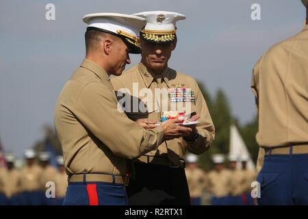 Le colonel Charles B. Dockery, commandant de Marine Corps Air Station Miramar, passe une tranche de gâteau au major général Kevin M. Iiams, général commandant de l'aile Marine 3ème, au cours de la Marine Corps Air Station Miramar gâteau symbolique au MCAS Miramar, Californie, le 7 novembre. Marines avec 3rd Marine Aircraft wing et MCAS Miramar a célébré le 243e anniversaire du Corps des marines avec un gâteau symbolique. Banque D'Images