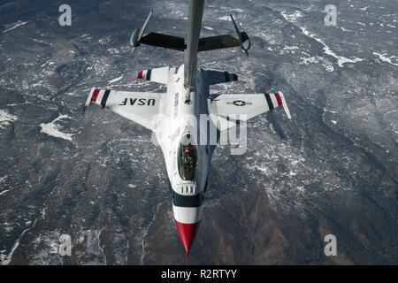 Un U.S. Air Force KC-10 Extender par un équipage d'aviateurs avec le citoyen Réserve 78e, 514e Escadron de ravitaillement en vol de l'aile de la mobilité aérienne, ravitaille un Thunderbird de l'US Air Force F-16 Fighting Falcon au Nouveau Mexique, le 1 novembre 2018. Le 514e est un Air Force Reserve Command commande situé à Joint Base McGuire-Dix-Lakehurst, New Jersey. Banque D'Images