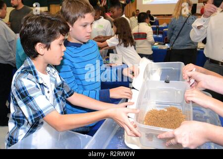 Le U.S. Army Corps of Engineers Norfolk District des écoles publiques de Newport News aide à l'ingénierie de conception NNPS tenue à Newsome Park Elementary School, Newport News, en Virginie, le 2 novembre 2018. Quatrième et cinquième année d'études a pris sur le projet de création d'un pont flottant à petite échelle des éléments fournis à voir dont le pont ne pouvait supporter le plus de poids. Banque D'Images