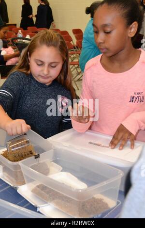 Le U.S. Army Corps of Engineers Norfolk District des écoles publiques de Newport News aide à l'ingénierie de conception NNPS tenue à Newsome Park Elementary School, Newport News, en Virginie, le 2 novembre 2018. Quatrième et cinquième année d'études a pris sur le projet de création d'un pont flottant à petite échelle des éléments fournis à voir dont le pont ne pouvait supporter le plus de poids. Banque D'Images