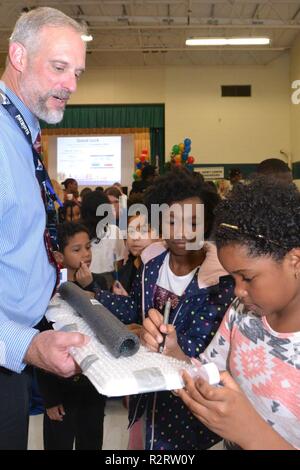 Le U.S. Army Corps of Engineers Norfolk District des écoles publiques de Newport News aide à l'ingénierie de conception NNPS tenue à Newsome Park Elementary School, Newport News, en Virginie, le 2 novembre 2018. Quatrième et cinquième année d'études a pris sur le projet de création d'un pont flottant à petite échelle des éléments fournis à voir dont le pont ne pouvait supporter le plus de poids. Banque D'Images