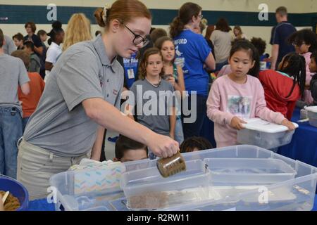 Le U.S. Army Corps of Engineers Norfolk District des écoles publiques de Newport News aide à l'ingénierie de conception NNPS tenue à Newsome Park Elementary School, Newport News, en Virginie, le 2 novembre 2018. Quatrième et cinquième année d'études a pris sur le projet de création d'un pont flottant à petite échelle des éléments fournis à voir dont le pont ne pouvait supporter le plus de poids. Banque D'Images