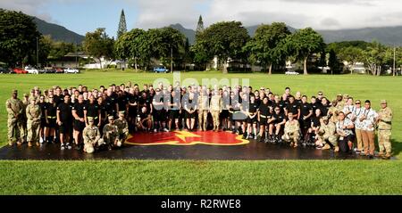 SCHOFIELD BARRACKS, New York - Plus de 150 blessés les athlètes et les spectateurs se sont réunis au domaine Weyand, le 6 novembre, pour le Pacifique Des essais régionaux 2018 Cérémonie d'ouverture. Les athlètes blessés de l'armée américaine de santé régionaux représentent les commandes dans l'Atlantique, du Centre, et du Pacifique et sera en tête à tête 8 adaptive d'événements sportifs. Banque D'Images