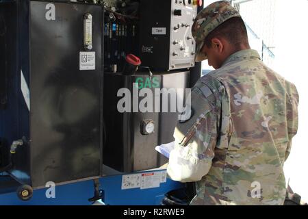 La CPS. Alex Alvarez, Ingénieur Construction Company, 104e 62e bataillon du génie, effectue des vérifications de maintenance préventive et de services sur son matériel à l'Arizona-Mexico Border, 7 novembre 2018. Les soldats devront fournir diverses formes de soutien, y compris la planification de l'aide, du soutien, de l'équipement et des ressources pour aider le Ministère de la sécurité intérieure le long de la frontière sud-ouest. (L'Armée Banque D'Images