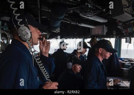 Océan Atlantique (nov. 2, 2018) marins quart dans le cadre de la mer et de l'ancre sur le pont du destroyer lance-missiles USS Gonzalez (DDG 66). USS ABRAHAM LINCOLN (CVN 72) Carrier Strike Group (CSG) cruiser-destroyer (brut) les unités sont l'achèvement de la première côte est brut Surface Warfare Advanced Tactical Training (SWATT) de l'exercice. Bad tripes est dirigé par le Naval Surface et Centre de développement de la guerre des mines (SMWDC) et il est conçu pour accroître la compétence de combat, la létalité et l'interopérabilité des unités participantes. Banque D'Images