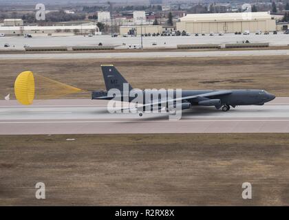 Un B-52H Stratofortress des taxis en bas de la piste pendant 19 à Thunder mondial Minot Air Force Base, N.D., 4 novembre 2018. Le Thunder est un exercice globalement intégré qui offre des possibilités de formation qui évaluent tous les Commandement stratégique américain (USSTRATCOM) domaines de la mission conjointe et de formation sur le terrain et la préparation opérationnelle, avec un accent particulier sur la préparation. USSTRATCOM a des responsabilités à l'assigné par le Unified Command Plan qui inclut la dissuasion nucléaire stratégique, opérations, d'opérations conjointes, les opérations du spectre électromagnétique, global strike, la défense antimissile, un Banque D'Images