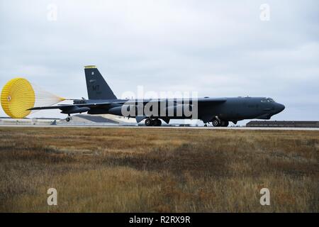 Un B-52H Stratofortress des taxis en bas de la piste pendant 19 à Thunder mondial Minot Air Force Base, N.D., 4 novembre 2018. Le Thunder est un exercice globalement intégré qui offre des possibilités de formation qui évaluent tous les Commandement stratégique américain (USSTRATCOM) domaines de la mission conjointe et de formation sur le terrain et la préparation opérationnelle, avec un accent particulier sur la préparation. USSTRATCOM a des responsabilités à l'assigné par le Unified Command Plan qui inclut la dissuasion nucléaire stratégique, opérations, d'opérations conjointes, les opérations du spectre électromagnétique, global strike, la défense antimissile, un Banque D'Images